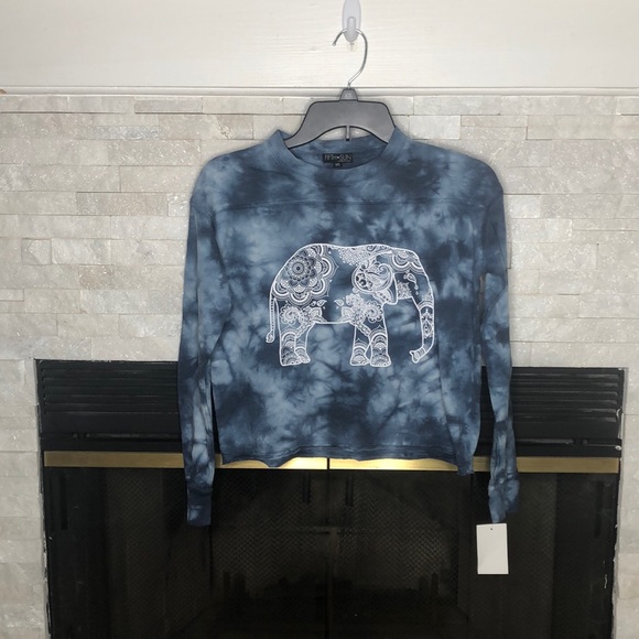 Tops - NEW ELEPHANT CROP TOP SWEATER